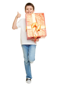 儿童男孩与白色背景，假日概念上孤立的包装盒礼品