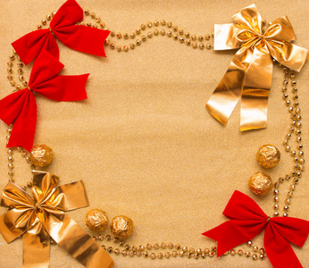 新年和圣诞节背景的金纸和装饰品