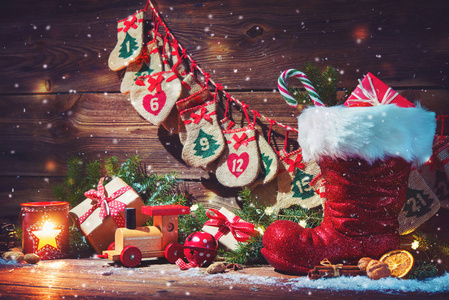 圣诞背景。出现日历和的鞋与礼物在质朴的木制背景