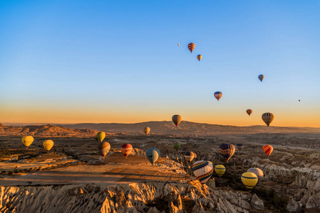 日出期间, 土耳其卡帕多西亚独特的地质特征上空飞行的大量热气球的鸟图