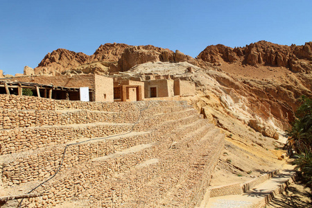 撒哈拉沙漠中的绿洲附近的定居点照片