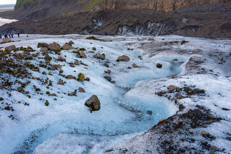 蓝色冰在暗藏的 Svinafellsjokull 冰川泻湖在巨大的 Vatnajokull 冰川的胳膊在南冰岛