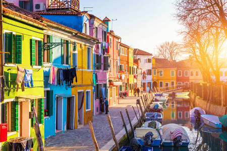 可爱的房子门面和五颜六色的墙壁在布拉诺, 威尼斯。布拉诺岛运河, 五颜六色的房子和小船, 威尼斯地标, 意大利。欧洲