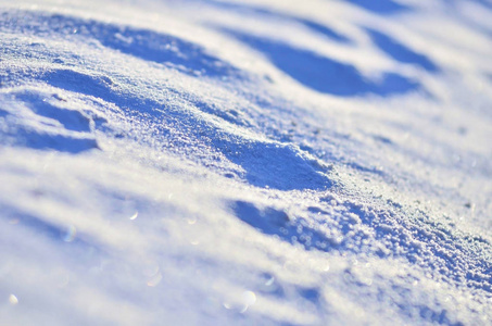 闪亮的雪的冬季背景