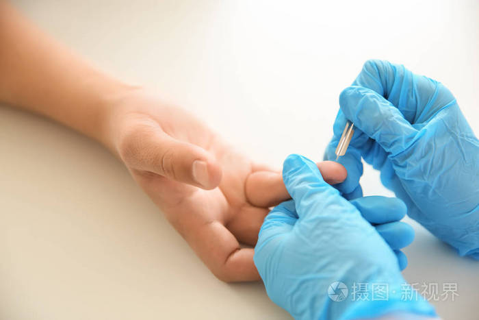 医生使用柳叶刀得到血液样本进行测试, 特写镜头