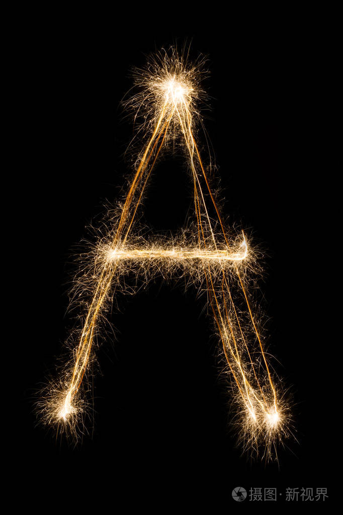 在黑色背景上的烟火字母表中的字母英文字母 a