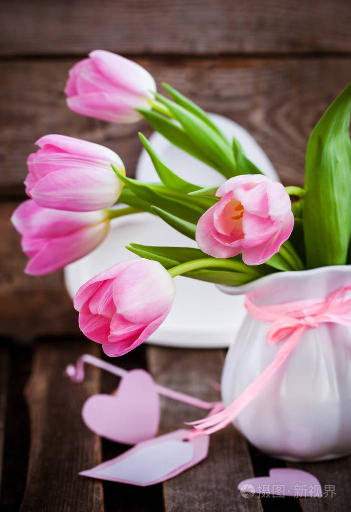 新鲜的春粉红色郁金香与心