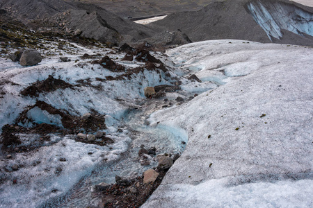 蓝色冰在暗藏的 Svinafellsjokull 冰川泻湖在巨大的 Vatnajokull 冰川的胳膊在南冰岛