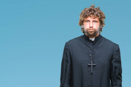 英俊的西班牙天主教神父男子在孤立的背景膨化脸颊与滑稽的脸.