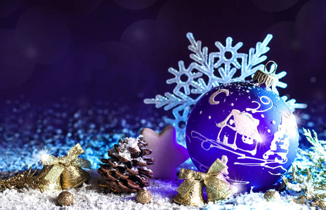 圣诞装饰明亮紫色玩具与模式