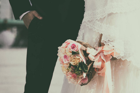 在新娘的手花的复古婚礼花束图片