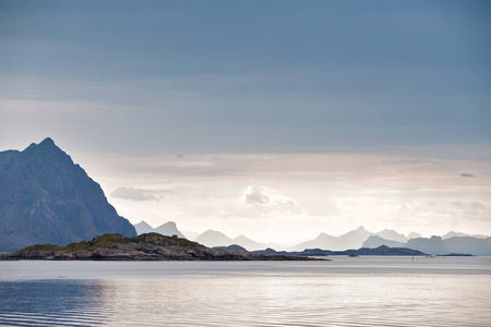 挪威峡湾和岛屿。北欧阴天