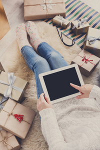 女人圣诞网上购物与平板电脑