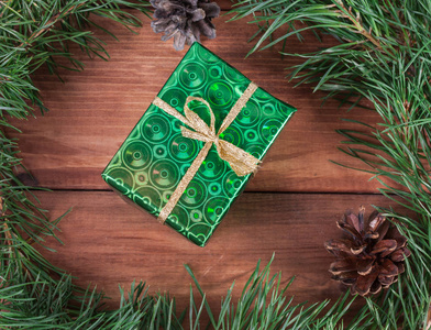 包裹在绿色的纸礼品盒中绿色圣诞树枝和。色调的图像