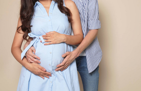 孕妇和她的丈夫在颜色背景, 特写镜头照片