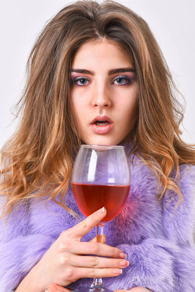 享乐主义的概念.冬季喝红酒的原因