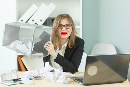 压力, 办公室, 歇斯底里, 人的概念积极的女人有很多工作在办公室笑因为歇斯底里