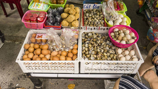 在越南丹阳街头的市场上, 有许多异国情调的水果和蔬菜