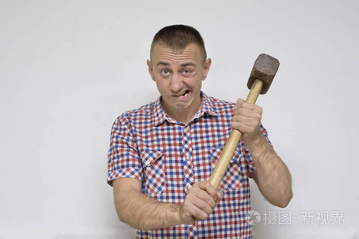 愤怒的人与大锤在白色的背景.工作理念