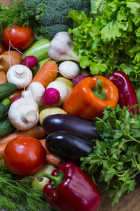 新鲜蔬菜背景西红柿，黄瓜，洋葱，蘑菇的特写