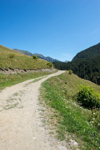 西班牙阿兰山谷的 Montgarri 路