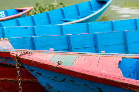 尼泊尔最受欢迎游客最受欢迎的波卡拉的费瓦湖上五颜六色的船的细节