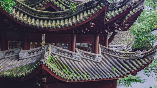 屋顶的屋檐中国传统展馆的建筑细节, 黑色瓷砖屋顶和翻转飞行屋檐, 在