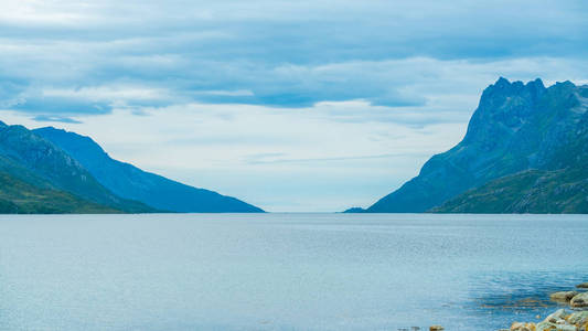 Ersfjorden 全景挪威 Troms 县的一个美丽的海湾