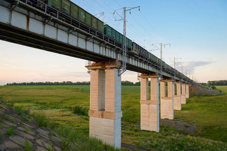 2018年6月30日 铁路货运列车过桥。卡纳什俄罗斯
