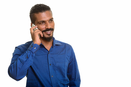 年轻愉快的印度商人谈论在移动电话被隔绝的白色背景