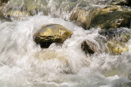 山间小溪流过岩石