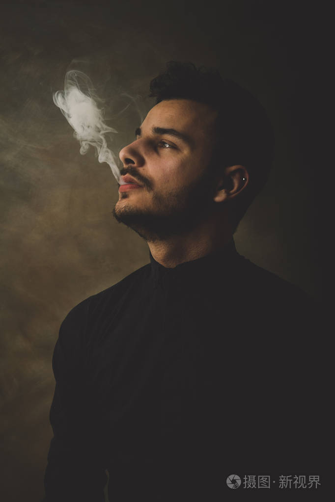 在艺术工作室抽烟的年轻人的画像