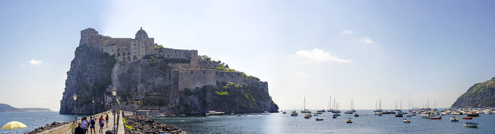 伊西亚岛附近的古堡。 旅游目标