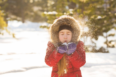小女孩画像在冬天吹雪从手图片