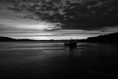 在挪威卑尔根, 日落后的海景。傍晚时分在海上航行。壮观的天空日落海水。乘船冒险旅行。日出。自然之美。流浪和假期