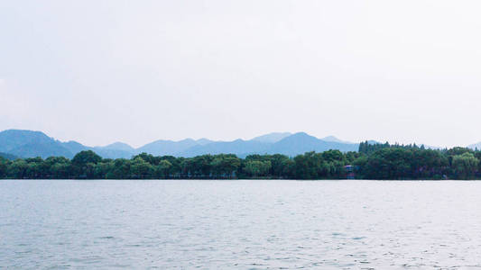 西湖景观, 远处有岛屿和丘陵, 在中国杭州市