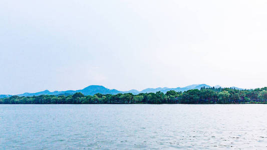 西湖景观, 远处有岛屿和丘陵, 在中国杭州市