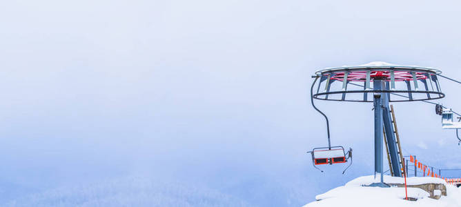 滑雪胜地山中的滑雪缆车