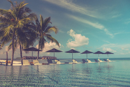 令人惊叹的热带海滩上马尔代夫。豪华夏季旅游度假节日背景概念。令人惊异的蓝色泻湖和蓝蓝的天空。放松的海景。白色的沙滩和棕榈树，惊人