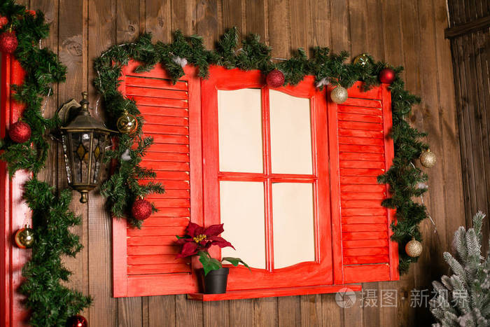 红色的装饰窗口。圣诞装饰。云杉树枝和玩具