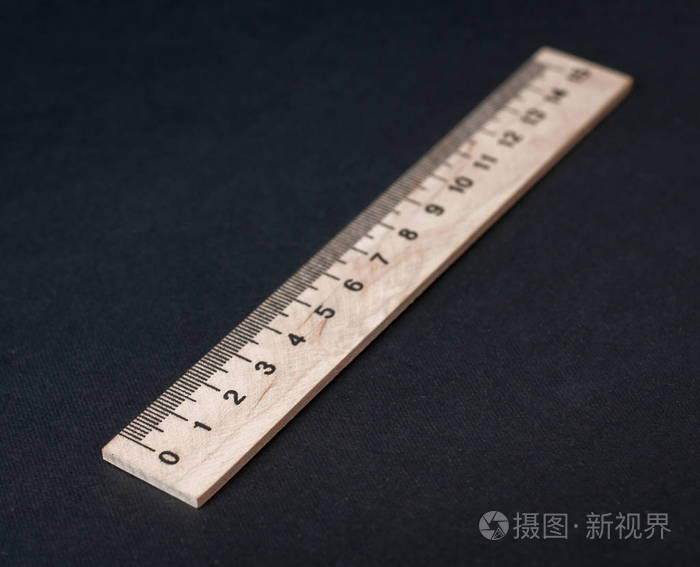 孤立在黑色的木尺