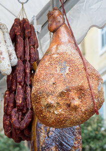 萨拉米香肠 火腿和其他在一个村庄节日市场出售的肉类