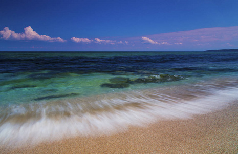 美丽的夏天风景与海浪在海滩上