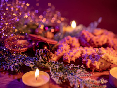典型的圣诞装饰与饼干和蜡烛