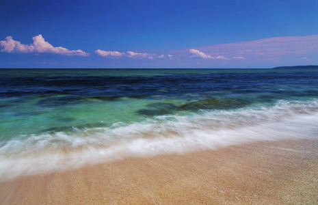 美丽的夏天风景与海浪在海滩上