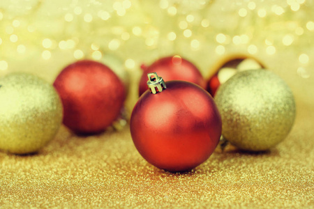 圣诞节背景。红色和金色的球