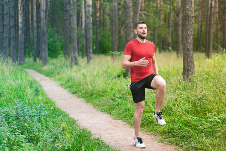 跑步的人。在公园里慢跑的男跑步者。在户外训练的人在森林小径上锻炼。健康, 健身, 健康的生活方式。运动, 有氧运动, 锻炼概念