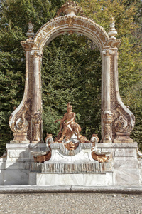 在西班牙塞戈维亚的圣伊尔德孔索皇宫花园中, 为火星战神供奉的喷泉的水平景观