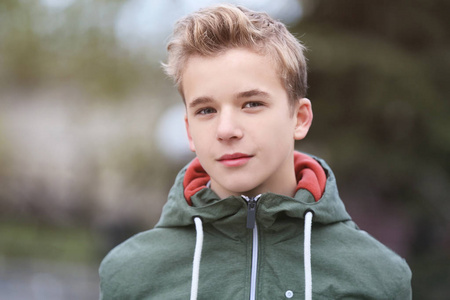 青少年在户外上模糊的背景,特写肖像照片
