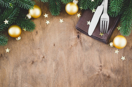 编写圣诞菜单的背景。冬季表设置。圣诞树餐具和冷杉树枝。顶部视图, 复制空间